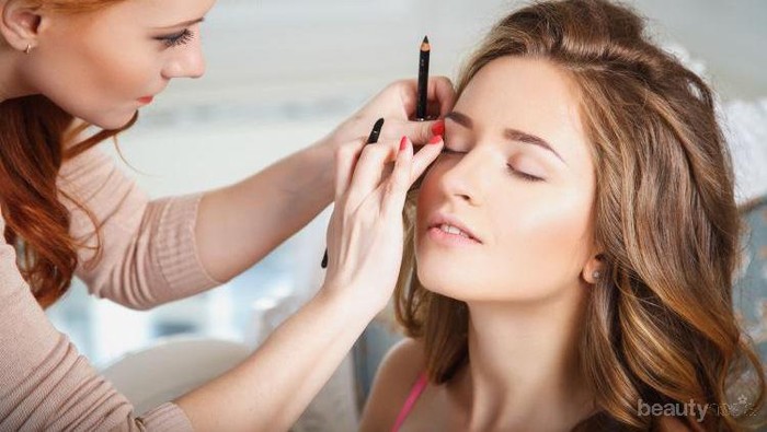 Mau Jadi Makeup Artist? Cek Dulu Suka Dukanya Berikut Ini!