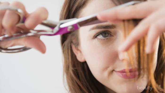 Jangan Sampai Nyesel Ladies, Ini Dia Tips Anti Gagal Potong Poni Sendiri di Rumah!