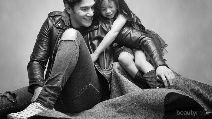 Sudah Jadi Bapak, 5 Artis Indonesia Ini Malah Semakin Terlihat Charming dan Menggemaskan!