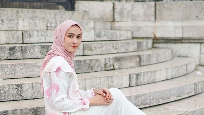 Begini Cara Memadukan Kulot Putih untuk Gaya Hijab ...