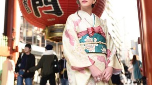 Tetap Cantik dan Elegan, Begini Gaya Shandy Aulia Memakai Kimono di Jepang