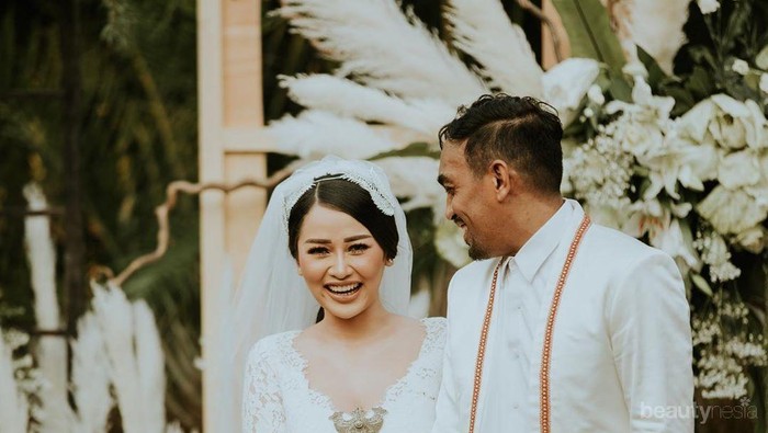 Pamer Perut Buncit, Istri Glenn Fredly Dikabarkan Hamil