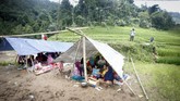FOTO: Sejumlah Rumah Rusak Akibat Gempa Sukabumi Gempa berkekuatan magnitudo 5 mengguncang Sukabumi, Selasa (10/3). Sejumlah rumah di Kabupaten Sukabumi dan Bogor rusak. Tiga orang terluka dalam peristiwa itu.