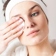Membersihkan Make Up dengan Baby Oil Bikin Wajah Breakout? Cari Tahu di Sini!