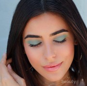 Tips Menggunakan Eyeshadow Hijau Ini, Dijamin Bikin Riasan Kamu Terlihat Tidak Mencolok Lho!