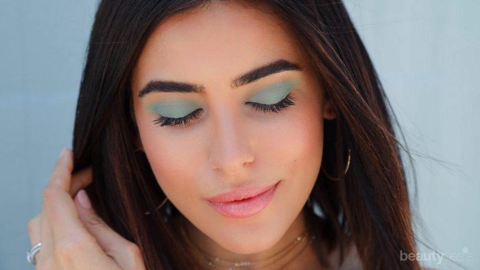 Tips Menggunakan Eyeshadow Hijau Ini, Dijamin Bikin Riasan Kamu Terlihat Tidak Mencolok Lho!