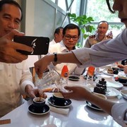Kalau Handphone Kamu Gak Sengaja Kelindes Pak Jokowi, Kira-Kira Kamu Bakalan Minta Ganti Hape Apa Nih?? Hehehe