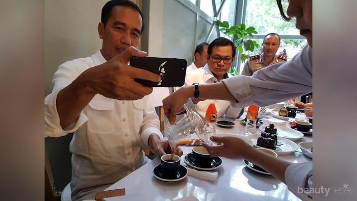 Kalau Handphone Kamu Gak Sengaja Kelindes Pak Jokowi, Kira-Kira Kamu Bakalan Minta Ganti Hape Apa Nih?? Hehehe
