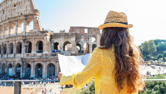 Beda Banget Deh, Ini Dia Gaya Traveling Bule vs Orang Indonesia yang Perlu Kamu Tahu!