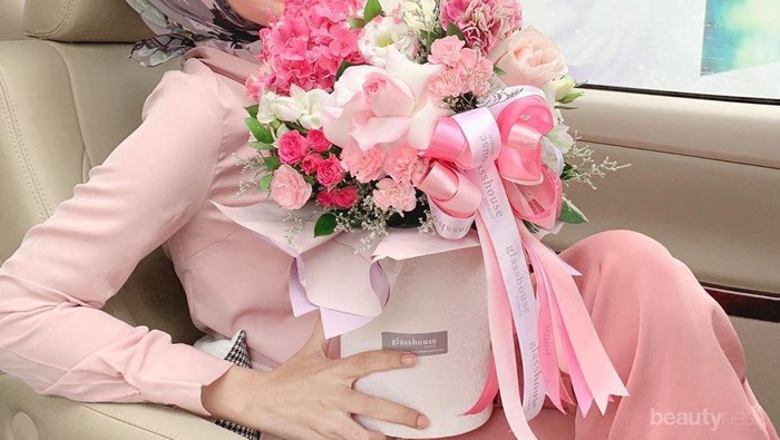 Pengusaha Tampan Lamar Desainer Cantik Dian Pelangi Pengusaha Tampan Lamar Desainer Cantik Dian Pelangi