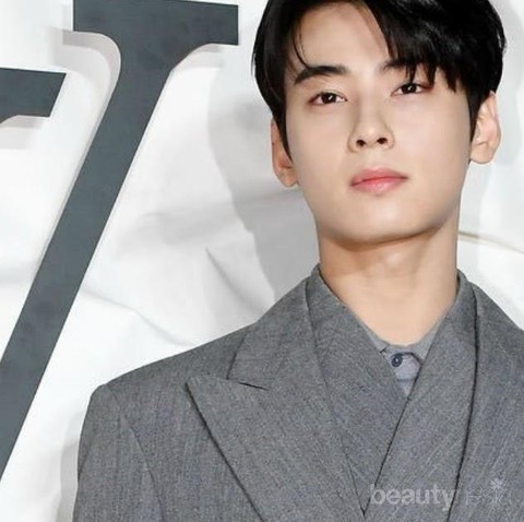 Cha Eunwoo Irit Senyum di Event Louis Vuitton Dipuji Bikin Silau Saking  Tampannya