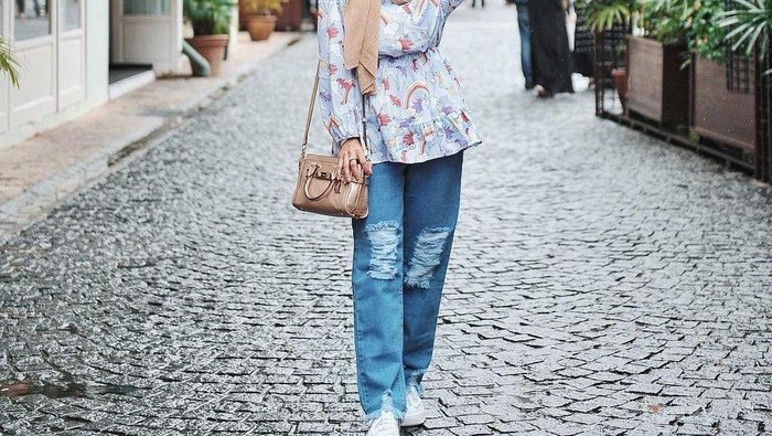 Biar Tambah Kece, Ini Dia Outfit Hijab Travelling yang Wajib Dibawa