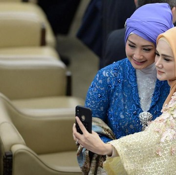 img-title Fashion Para Artis yang Mencuri Perhatian Saat Dilantik Jadi Anggota DPR