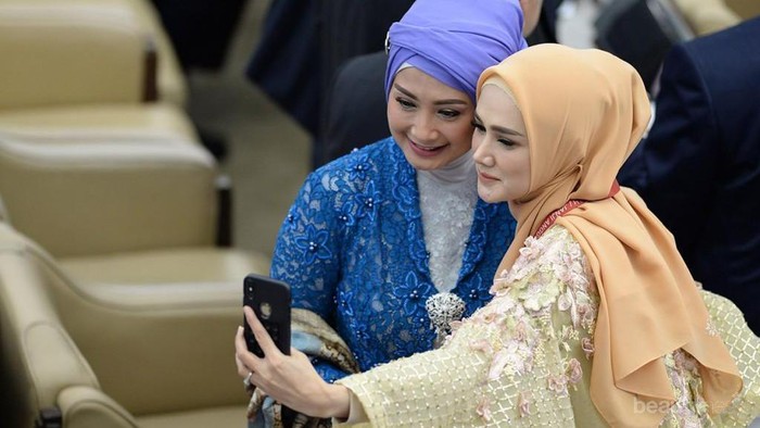 Fashion Para Artis yang Mencuri Perhatian Saat Dilantik Jadi Anggota DPR Fashion Para Artis yang Mencuri Perhatian Saat Dilantik Jadi Anggota DPR