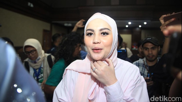 Jennifer Dunn di sidang Wawan (Ari Saputra) Jennifer Dunn di sidang Wawan (Ari Saputra)