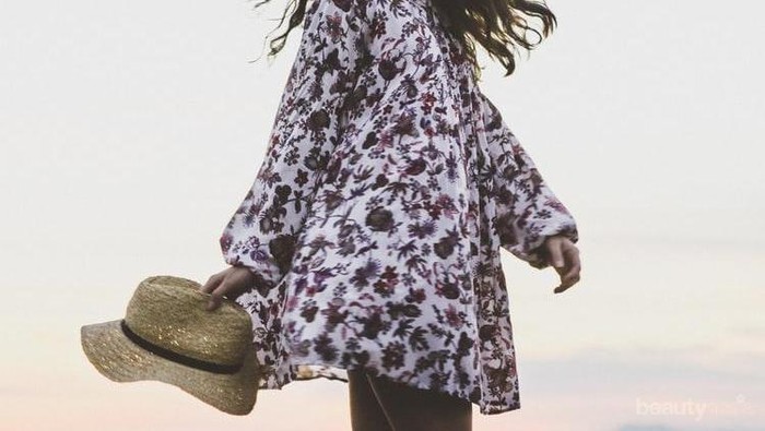 7 Inspirasi Floral Dress ala Korea, Cocok Dipakai Berlibur ke Pantai