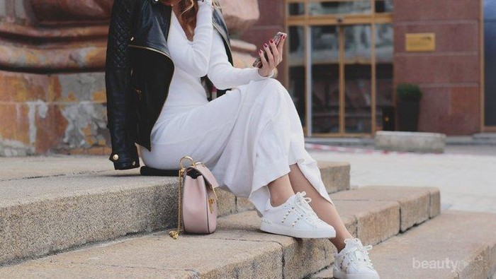 Cocok untuk Semua Outfit, Begini Tips Mix and Match White Sneakers yang Menarik