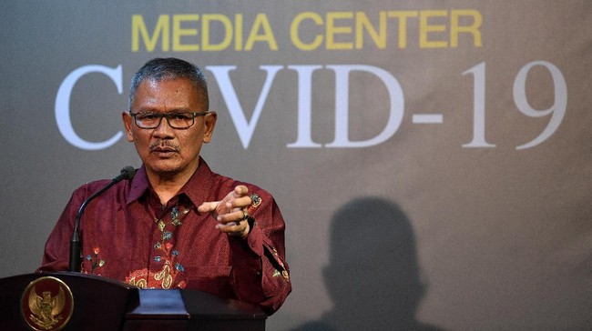 Juru bicara pemerintah untuk penanganan COVID-19 Achmad Yurianto memberikan keterangan pers di Kantor Presiden, Jakarta, Rabu (11/3/2020). Pemerintah menyatakan hingga Rabu (11/3) sore pasien positif COVID-19 di Indonesia bertambah dari 27 menjadi 34. ANTARA FOTO/Sigid Kurniawan/ama.