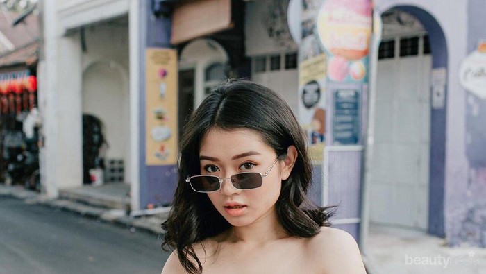 7 Tips Padu Padan Atasan Off Shoulder untuk Tubuh Mungil ala Nikita Kusuma