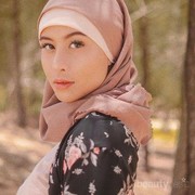 5 Potret Cantiknya Awkarin Berhijab Saat Liburan di Aceh