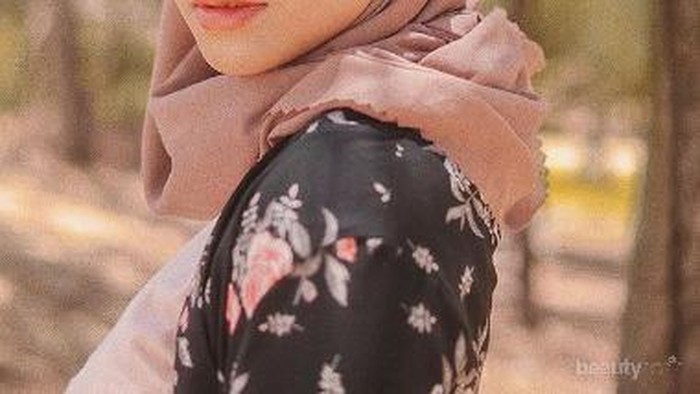 5 Potret Cantiknya Awkarin Berhijab Saat Liburan di Aceh