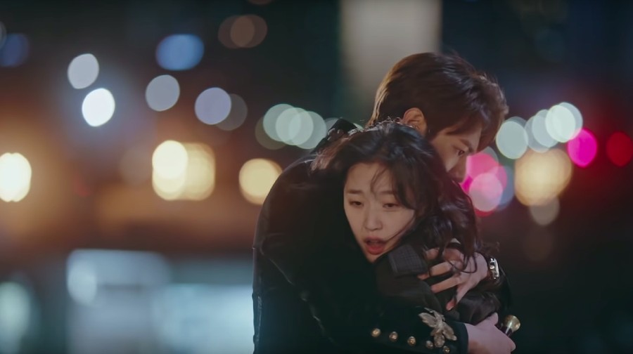 Lee Min Ho peluk Kim Go Eun di teaser drama Korea The King: Eternal Monarch.