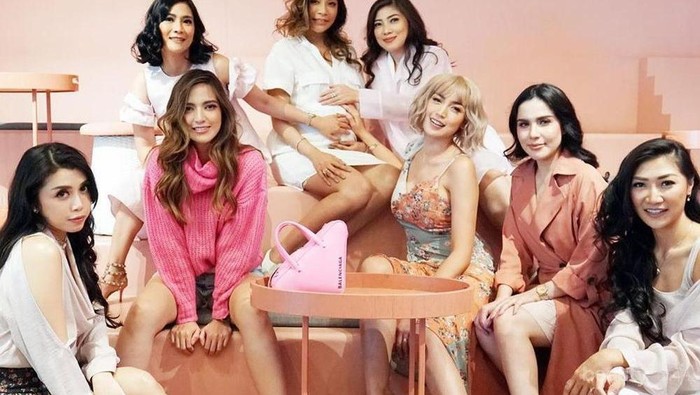 Pakai Lingerie, Begini Potret Maternity Shoot Seksi ala Nia Ramadhani dan Girls Squads Pakai Lingerie, Begini Potret Maternity Shoot Seksi ala Nia Ramadhani dan Girls Squads
