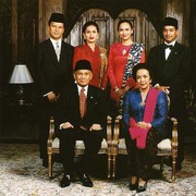 Sosok Eyang Idaman, Ini 10 Momen Kebersamaan BJ Habibie dengan Cucu-Cucunya
