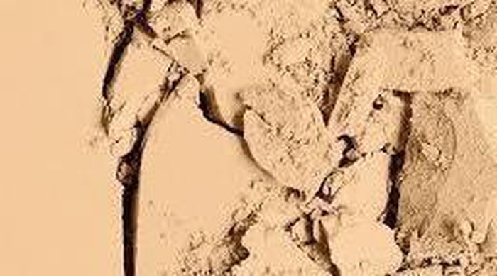 Penampilan Terganggu Karena Makeup Cracking? Atasi dengan Tips Ini!