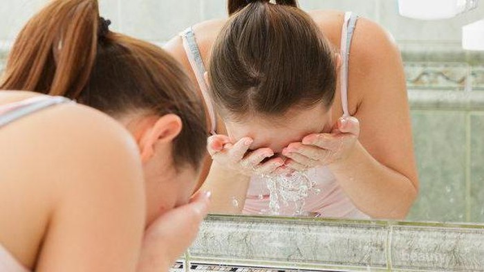 Kamu Harus Tahu! Ini 5 Alasan Kamu Wajib Cuci Muka Sebelum Tidur