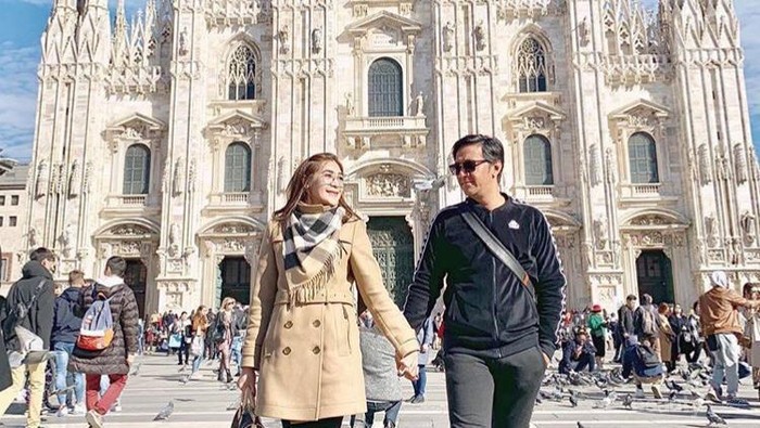 Selalu Tampil Mewah dengan Barang Branded, Begini Penampilan Istri Andre Taulany