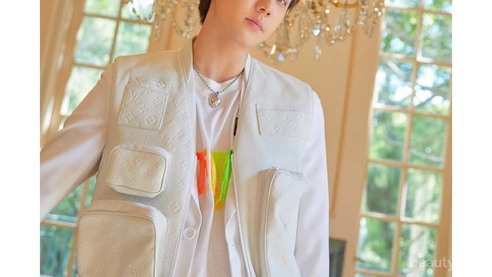 Sehun EXO Pakai Jubah Mandi dan Sarung Tangan di MV Terbaru, Harganya Bikin Bingung