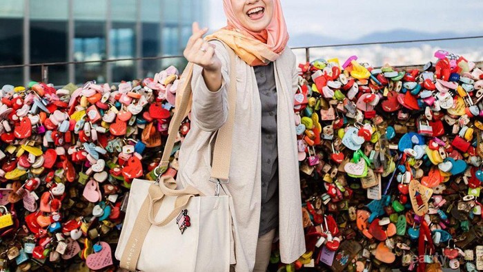 Gak Ribet, Ini 7 Ide Outfit Simpel Liburan ala Ibu Muda Natasha Rizki yang Simpel