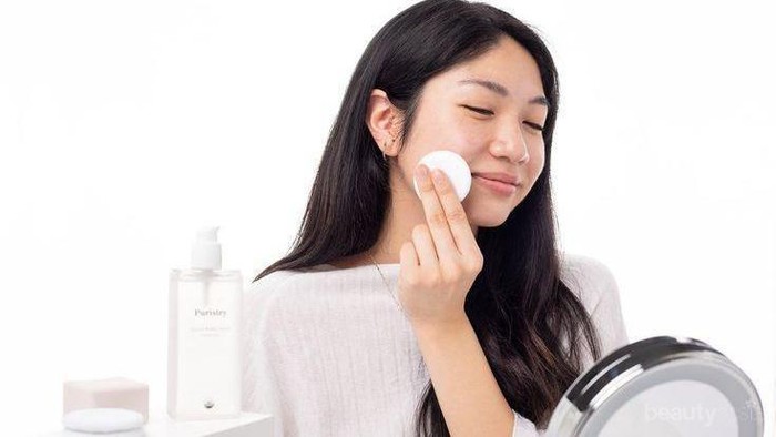 Sebaiknya Gunakan Toner Pakai Kapas atau Tangan?