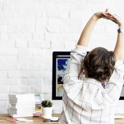 Praktis Banget! 5 Hal Ini Bisa Kamu Lakukan Untuk Atasi Badan Pegal Saat di Kantor