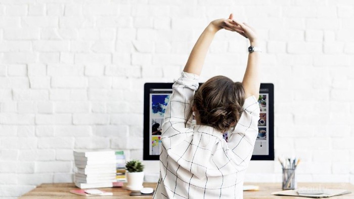 Praktis Banget! 5 Hal Ini Bisa Kamu Lakukan Untuk Atasi Badan Pegal Saat di Kantor
