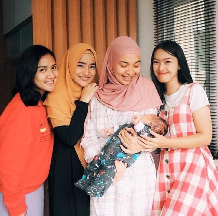 <p>Beberapa waktu lalu, rekan sesama artis ikut menjenguk Tika dan baby Kal yang baru lahir. Tika sendiri memutuskan rehat sejenak dari dunia hiburan. (Foto: @tikabravani)</p>