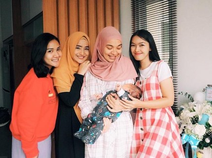 5 Momen Manis Tika Bravani Momong Anak Pertamanya