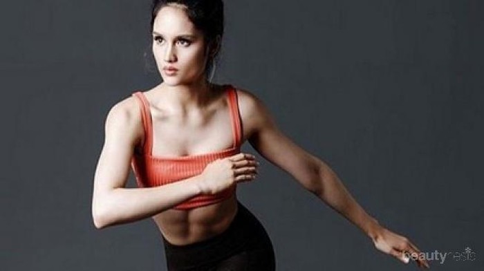 Rajin Olahraga, Perut Rata Cinta Laura Bikin Jatuh Cinta