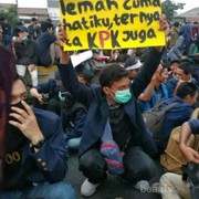 Bikin Ngakak, Spanduk-spanduk 'Nyeleneh' Ini Warnai Demo Tolak RUU KHUP