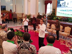 Saat Jokowi Salam Namaste ke Peserta Munas HKTI di Istana