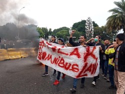 Tolak RUU Omnibus Law, Mahasiswa Aksi Bakar Ban di Depan Istana