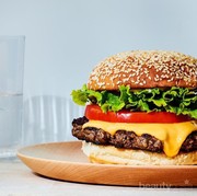 Alternatif Pengganti Daging Olahan untuk Makan Burger yang Lebih Sehat