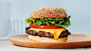 Alternatif Pengganti Daging Olahan untuk Makan Burger yang Lebih Sehat