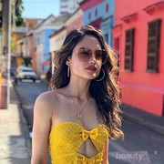 Pamer Perut Rata, Begini 8 Gaya Cinta Laura Saat Liburan Pakai Crop Top