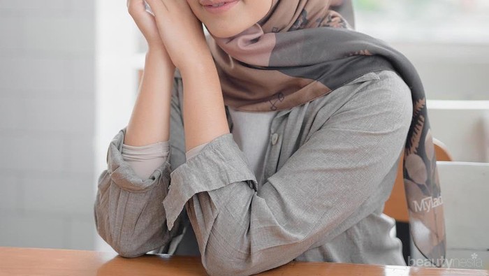 7 Inspirasi Maxi Dress untuk Liburan ala Hijabers Mega Iskanti, Simple Tapi Tetap Anggun!