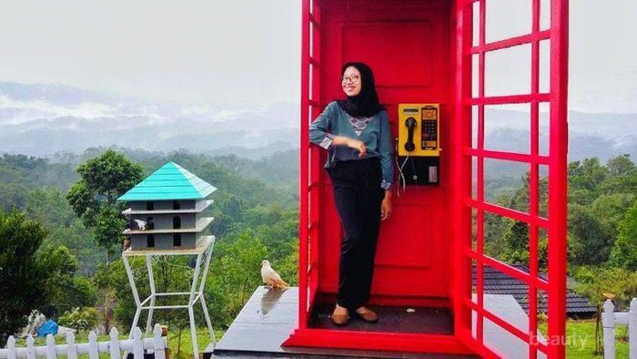 Gak Perlu ke Luar Negeri! Indonesia Juga Punya Spot Foto Box Telpon Umum yang Ikonik