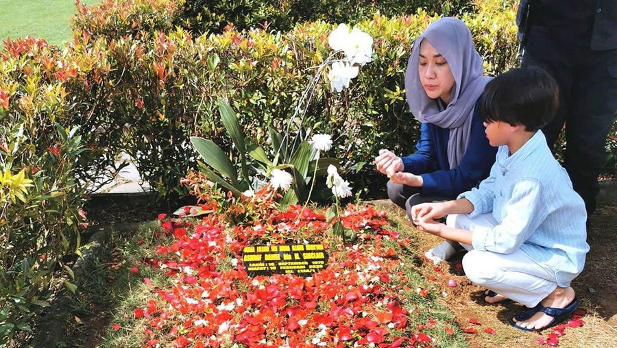 Di beberapa kesempatan, Bunga Citra Lestari tampak didampingi putra tercintanya, Noah Sinclair.