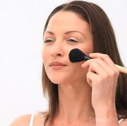 Punya Kulit Mudah Berjerawat? Yuk, Pakai 4 Rekomendasi Produk Makeup Aman Berikut!