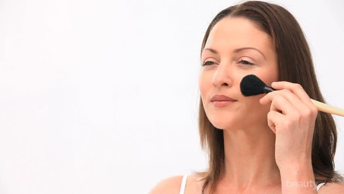 Punya Kulit Mudah Berjerawat? Yuk, Pakai 4 Rekomendasi Produk Makeup Aman Berikut!